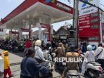 Aktivitas pengisian pasokan BBM di stasiun pengisian bahan bakar