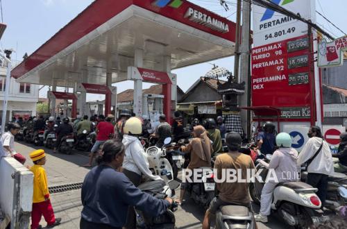 Aktivitas pengisian pasokan BBM di stasiun pengisian bahan bakar