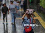 040369600-1767346781-830-556 Ilustrasi orang merasa sakit setelah kehujanan di jalan