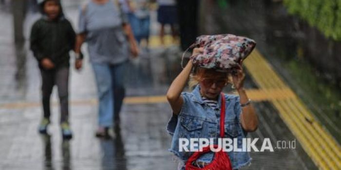 Ilustrasi orang merasa sakit setelah kehujanan di jalan
