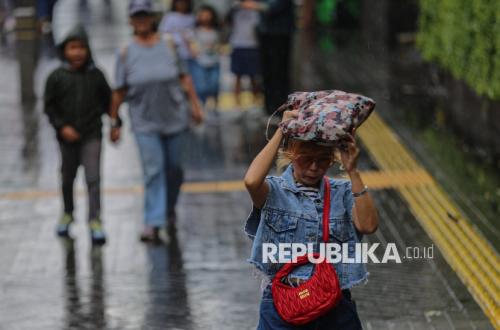 Ilustrasi orang merasa sakit setelah kehujanan di jalan