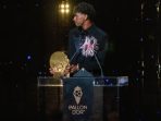 1000076725 Lamine Yamal memegang penghargaan Kopa Trophy