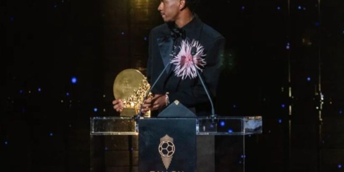 1000076725 Lamine Yamal memegang penghargaan Kopa Trophy