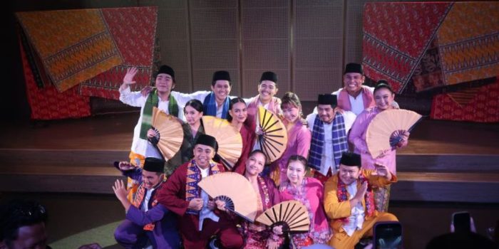 Pementasan teater musikal Menanggung Dua Panggung di GIK