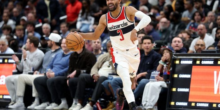 Aksi Trae Young saat mengatur serangan Washington Wizards