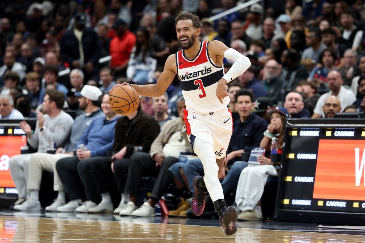 Aksi Trae Young saat mengatur serangan Washington Wizards