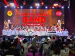 Penampilan grup band dalam ajang industri musik di Jakarta