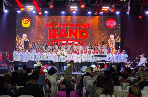 Penampilan grup band dalam ajang industri musik di Jakarta