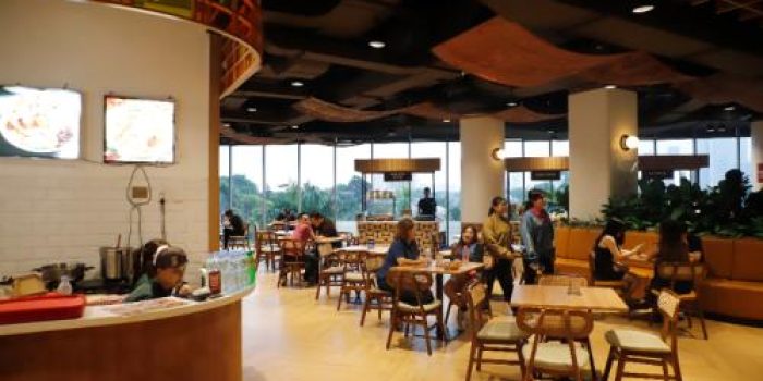 Area wisata kuliner Langit Nusantara di tepi danau Senayan Park