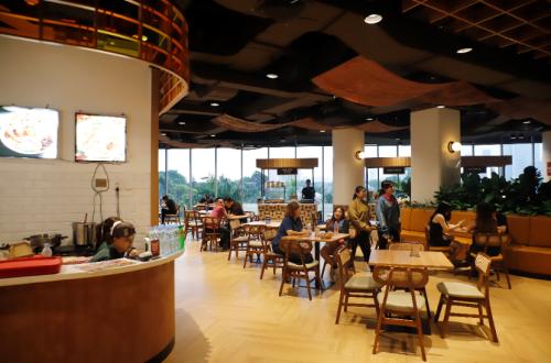 Area wisata kuliner Langit Nusantara di tepi danau Senayan Park