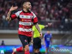 Pemain Madura United hadapi Persebaya dalam pertandingan liga