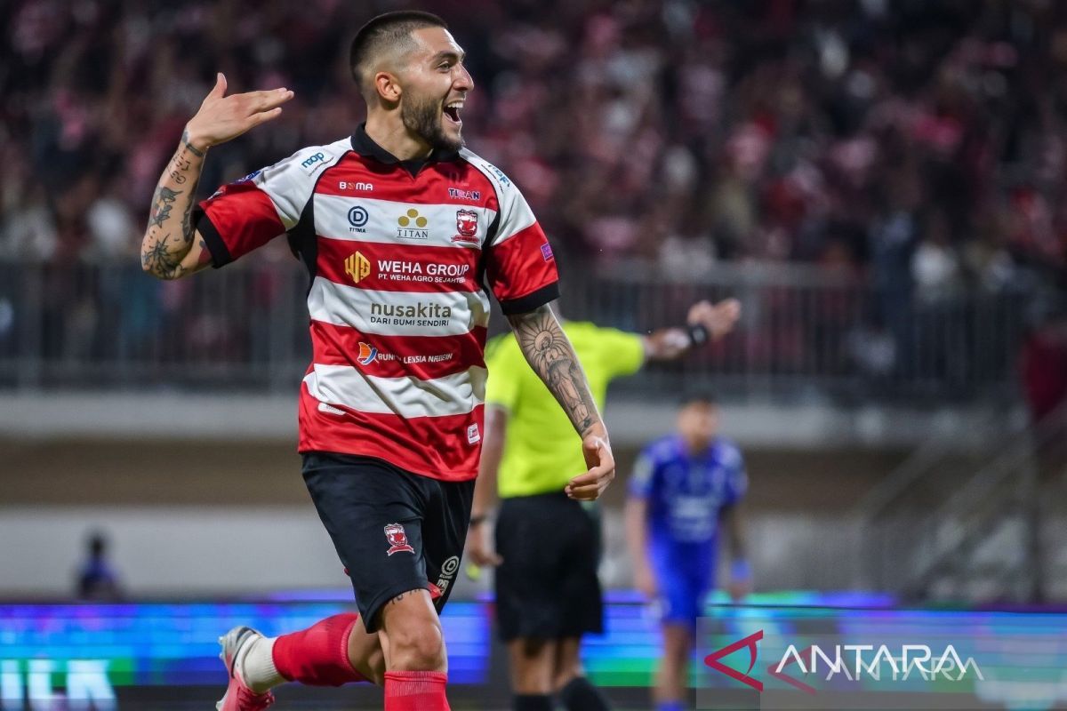 Pemain Madura United hadapi Persebaya dalam pertandingan liga