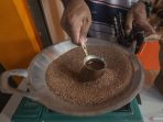 Secangkir kopi panas dan dingin yang tersaji di atas meja