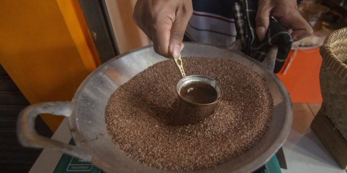 Secangkir kopi panas dan dingin yang tersaji di atas meja