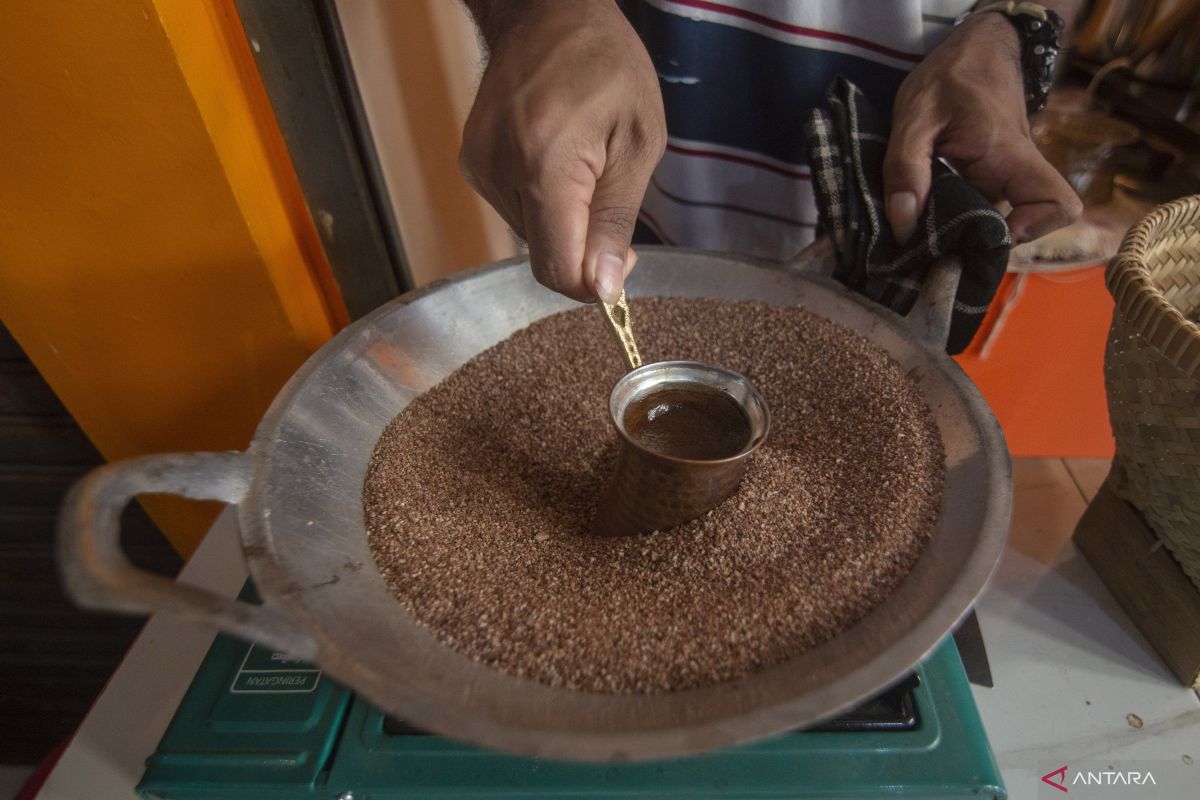 Secangkir kopi panas dan dingin yang tersaji di atas meja