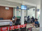 Ilustrasi pekerja sedang menghitung gaji bersih bulanan