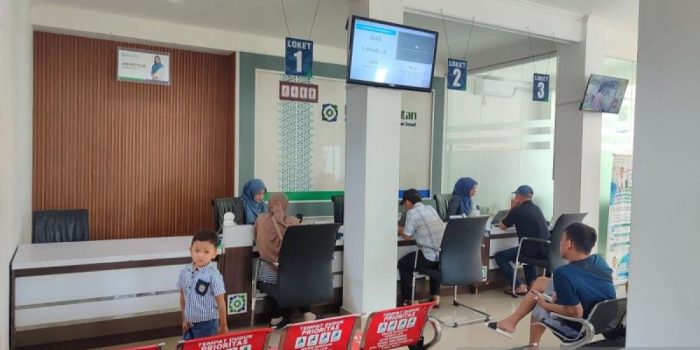 Ilustrasi pekerja sedang menghitung gaji bersih bulanan
