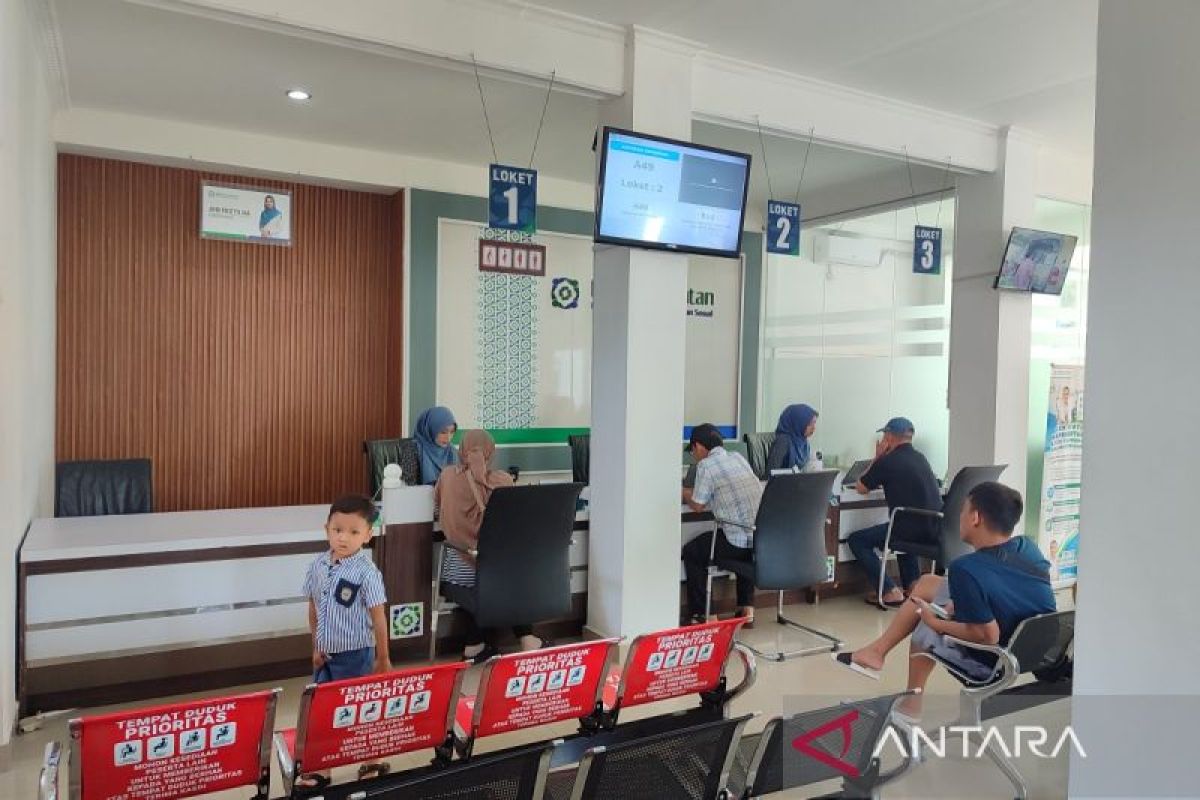 Ilustrasi pekerja sedang menghitung gaji bersih bulanan