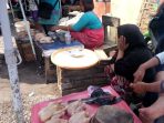 IMG_20261025_133845 Pedagang melayani pembeli saat harga daging ayam potong naik