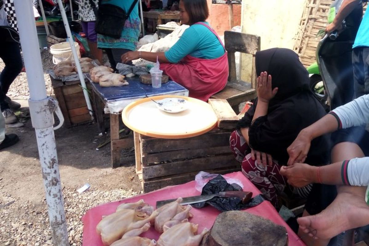 Pedagang melayani pembeli saat harga daging ayam potong naik