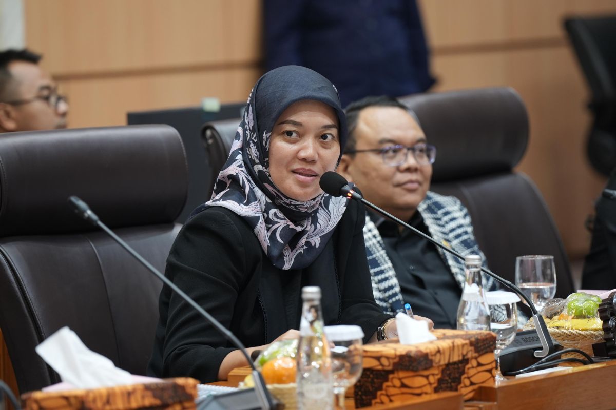 Petugas berupaya memadamkan titik api karhutla di TNWK