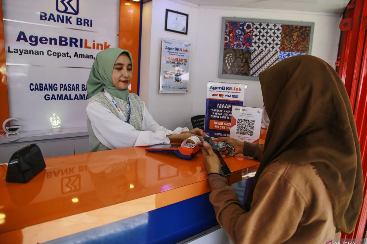 Ilustrasi nasabah bertransaksi di ponsel untuk mengatasi salah transfer uang