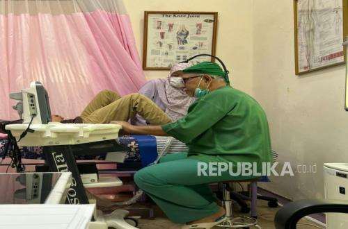 Pemeriksaan kesehatan sendi lutut saat bakti sosial
