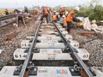bantalan-rel Petugas memeriksa lintasan untuk kelancaran perjalanan kereta api