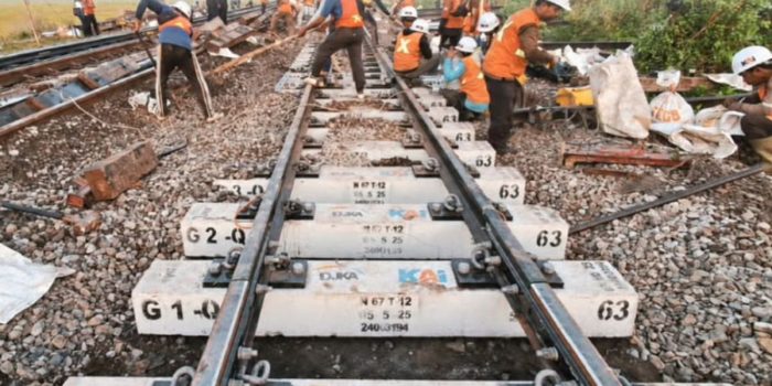 Petugas memeriksa lintasan untuk kelancaran perjalanan kereta api