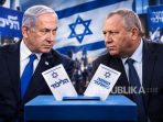 benjamin-netanyahu-akan-bersaing-ketat-dengan-gadi-eisenkot-di_260913074644-906 Suasana pemungutan suara pada pemilu Knesset Israel.