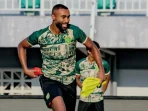 Pelatih Persebaya Surabaya Bernardo Tavares memberikan instruksi untuk menghadapi Madura United