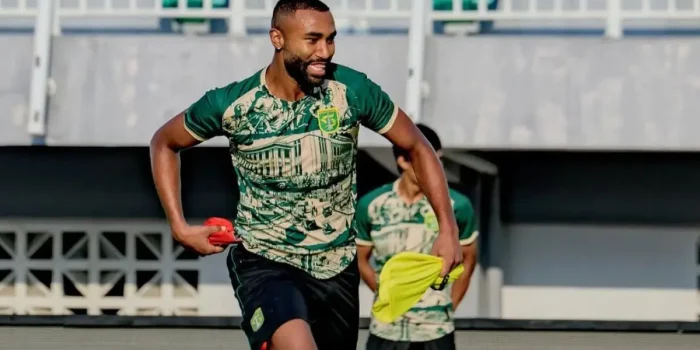 Pelatih Persebaya Surabaya Bernardo Tavares memberikan instruksi untuk menghadapi Madura United