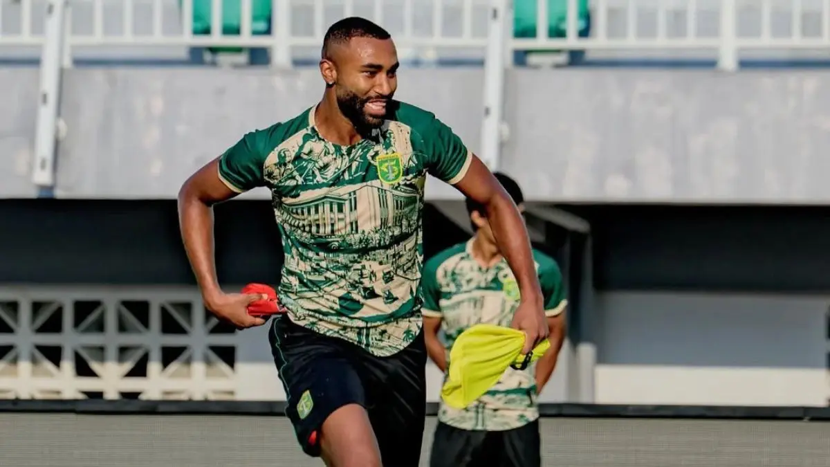 Pelatih Persebaya Surabaya Bernardo Tavares memberikan instruksi untuk menghadapi Madura United