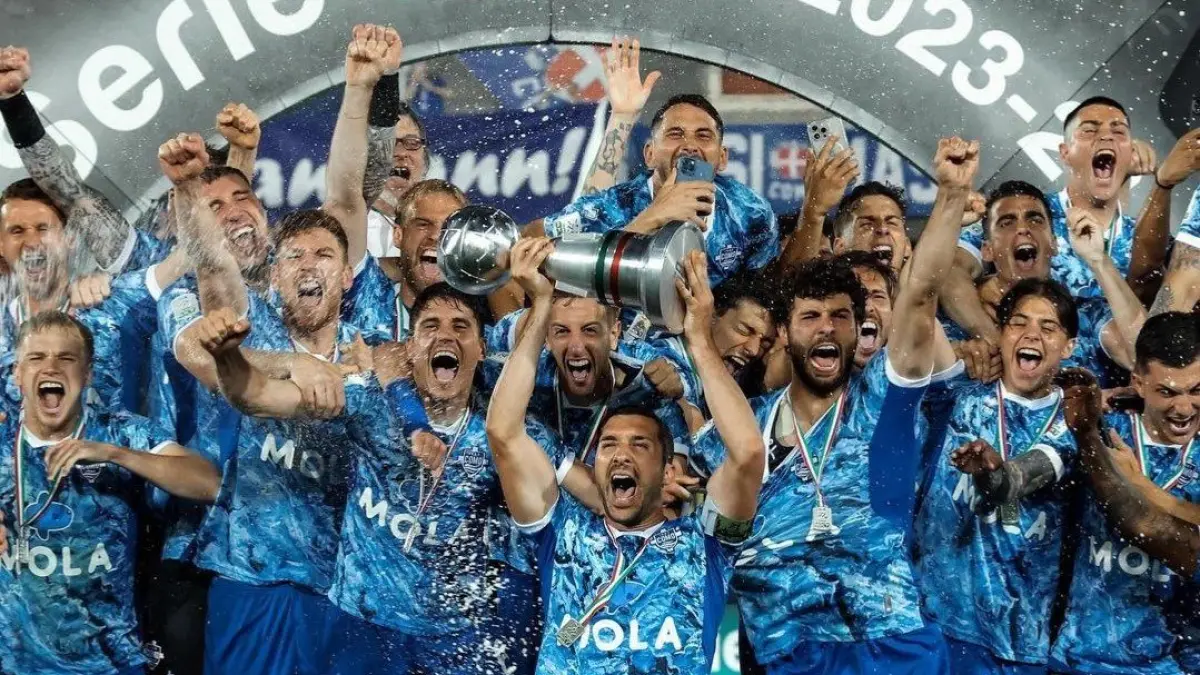 Para pemain klub Como 1907 merayakan keberhasilan promosi