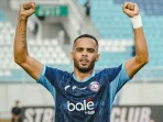 pelatih-interim-arema-fc-andre-caldas-mengungkap-peran-penyesuaian-permainan-dan-kepercayaan-kepada-pemain-di-balik-kemenangan-4-0-atas-dewa-united-arema-KQbnI Pelatih Andre Caldas merayakan kemenangan Arema FC