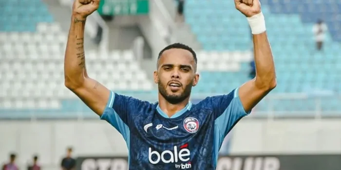 pelatih-interim-arema-fc-andre-caldas-mengungkap-peran-penyesuaian-permainan-dan-kepercayaan-kepada-pemain-di-balik-kemenangan-4-0-atas-dewa-united-arema-KQbnI Pelatih Andre Caldas merayakan kemenangan Arema FC