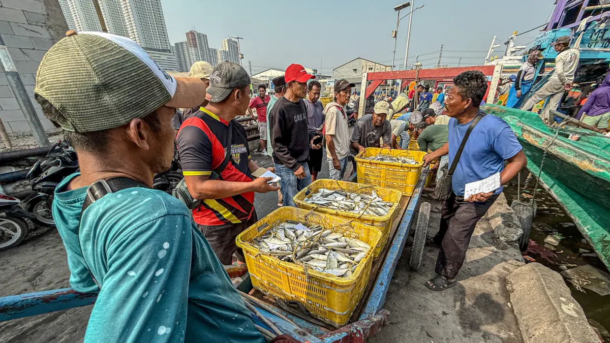 Aktivitas nelayan dalam mendukung ekonomi masyarakat pesisir.