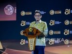 Petugas mengawasi distribusi BBM bersubsidi di stasiun pengisian bahan bakar.